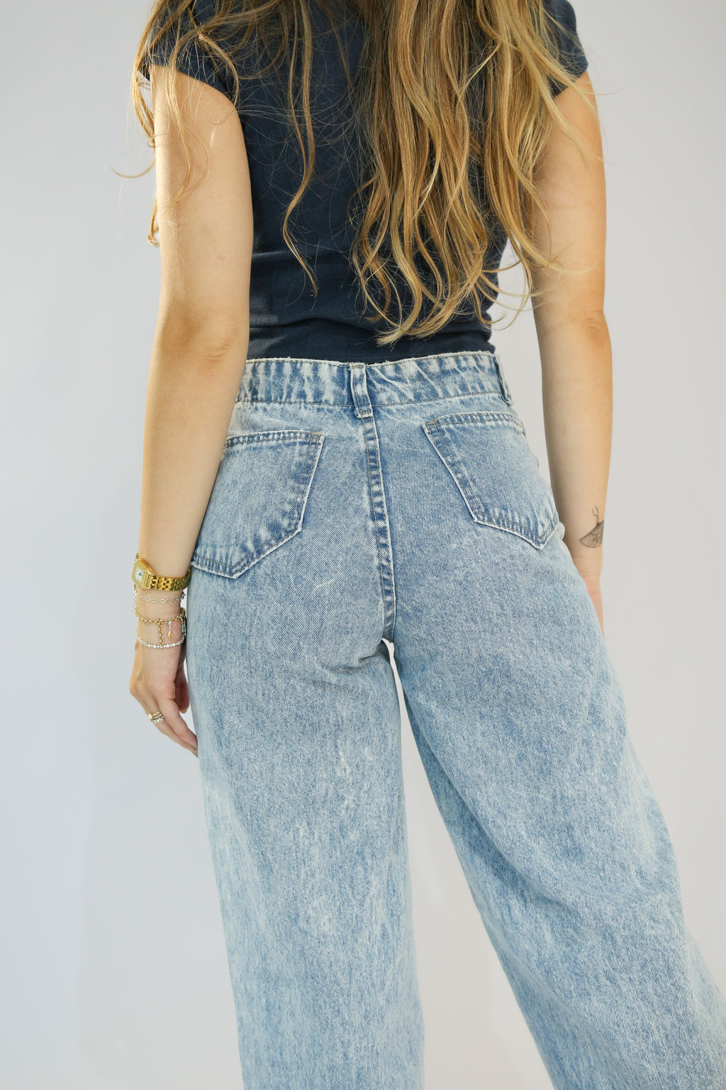 Calça Wide Leg Recorte Fronta Jeans Marmorizado Claro