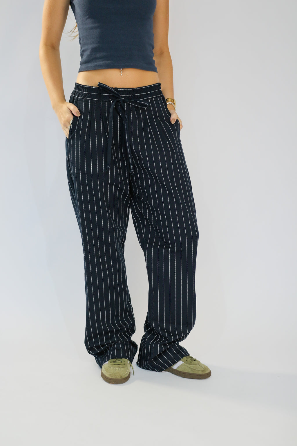 Calça Wide Leg Risca de Giz Preta com Elástico