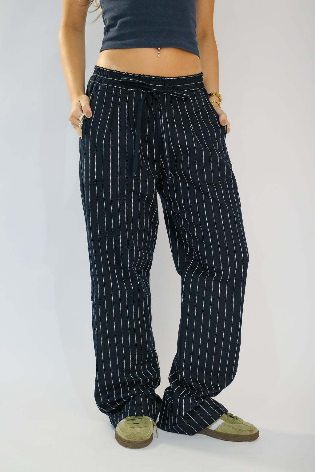 Calça Wide Leg Risca de Giz Preta com Elástico