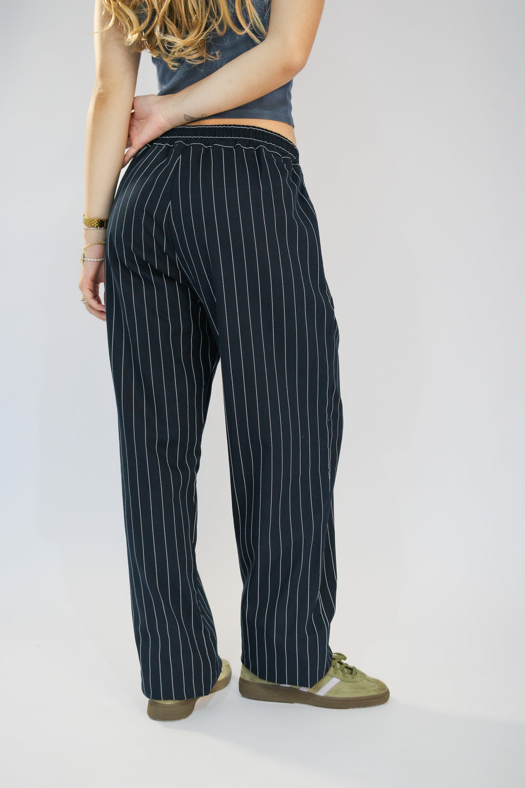 Calça Wide Leg Risca de Giz Preta com Elástico