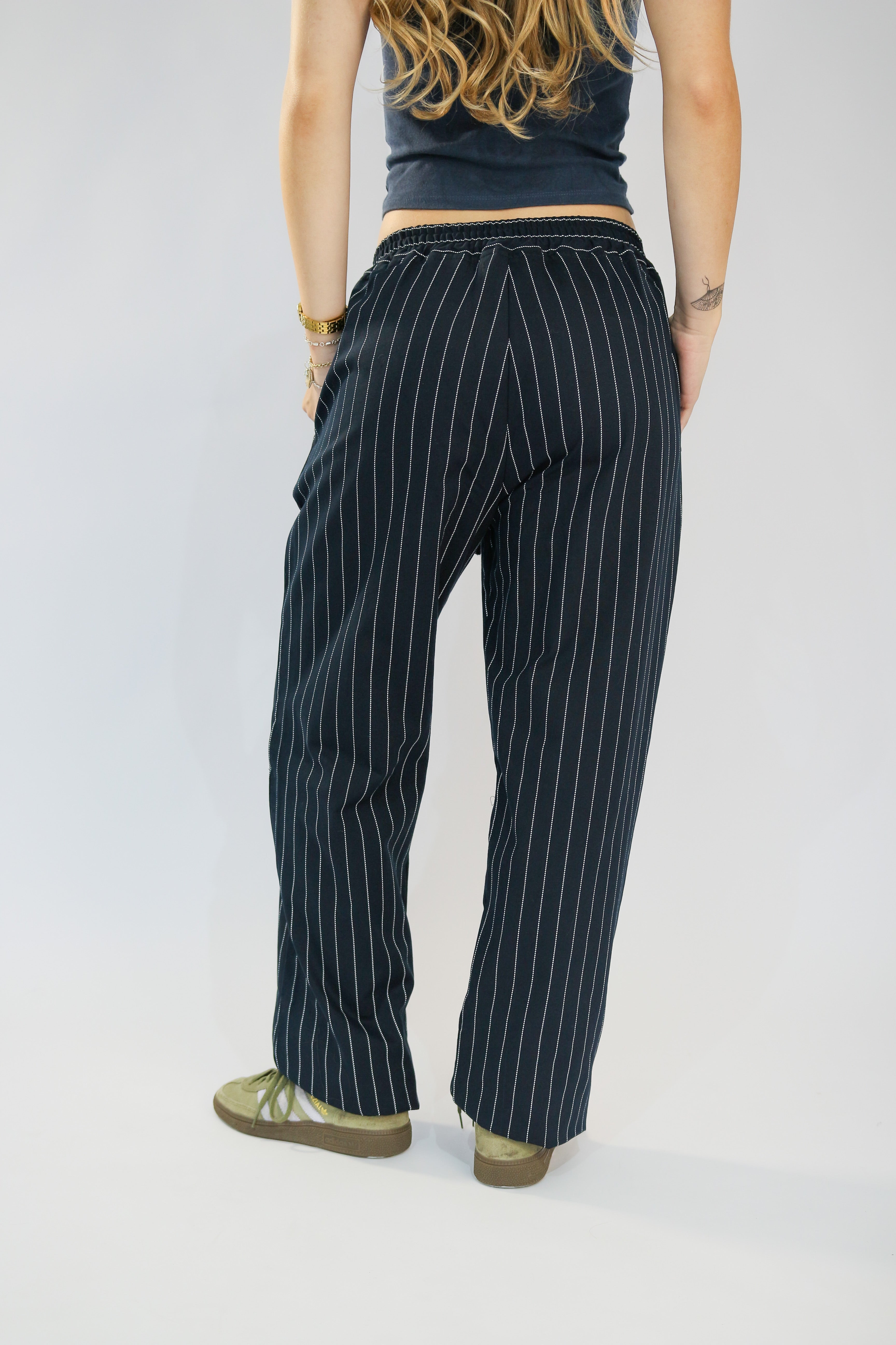 Calça Wide Leg Risca de Giz Preta com Elástico