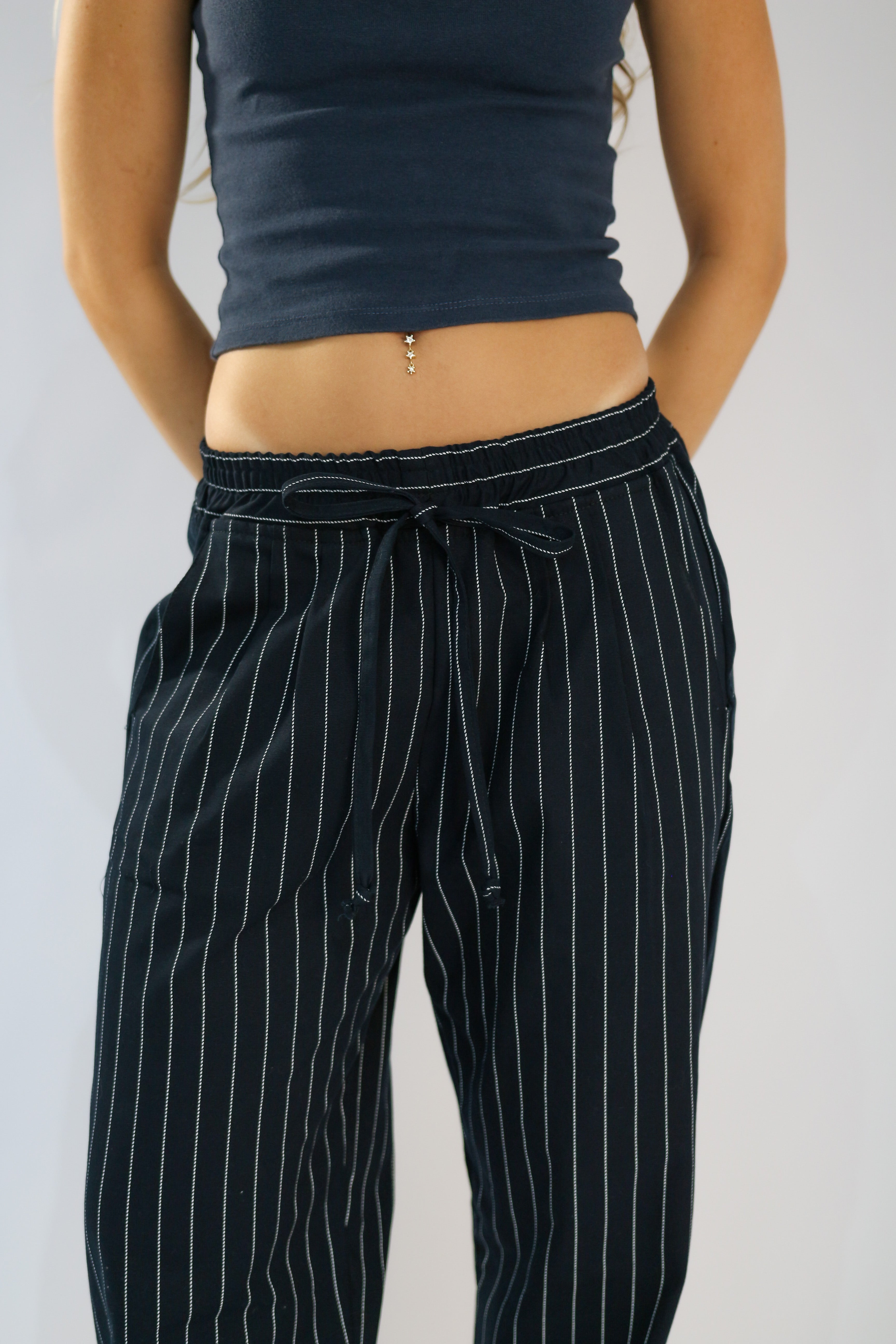 Calça Wide Leg Risca de Giz Preta com Elástico