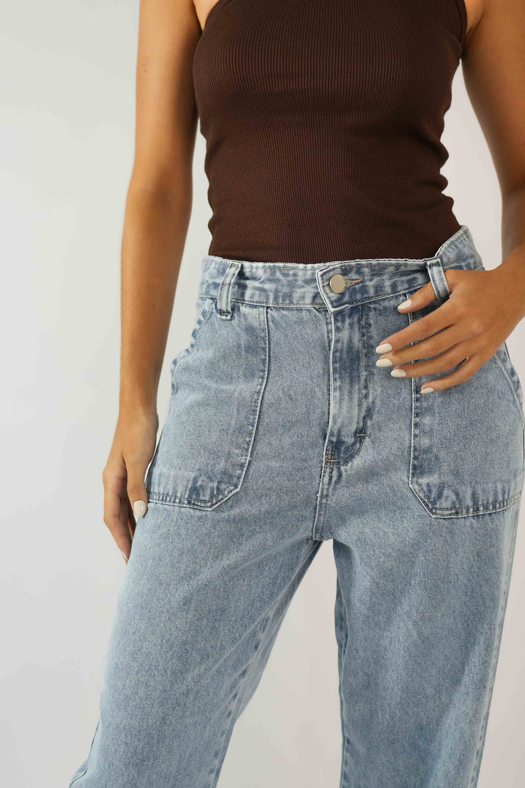 Calça Mom Bolso Pregado Jeans Marmorizado