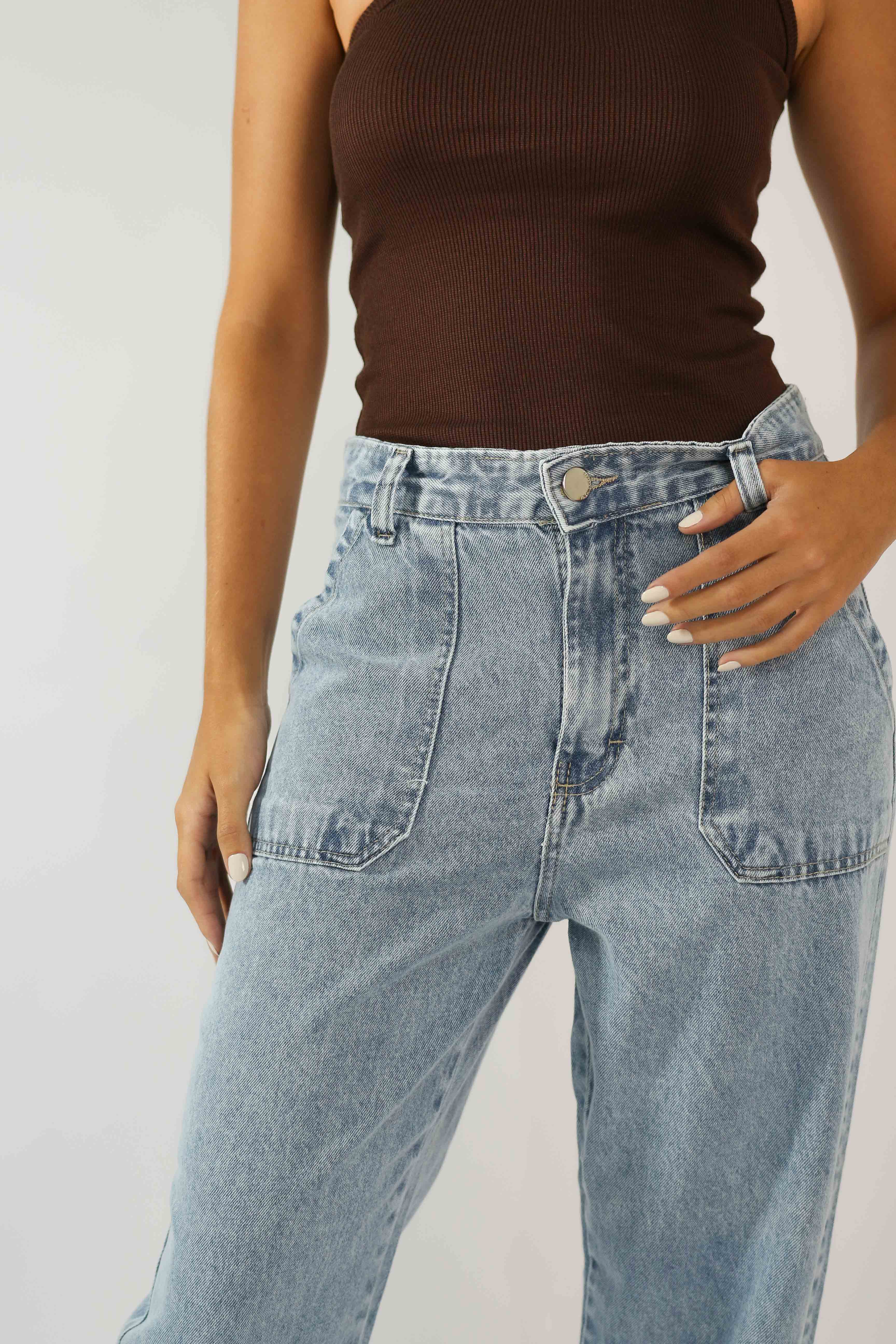Calça Mom Bolso Pregado Jeans Marmorizado