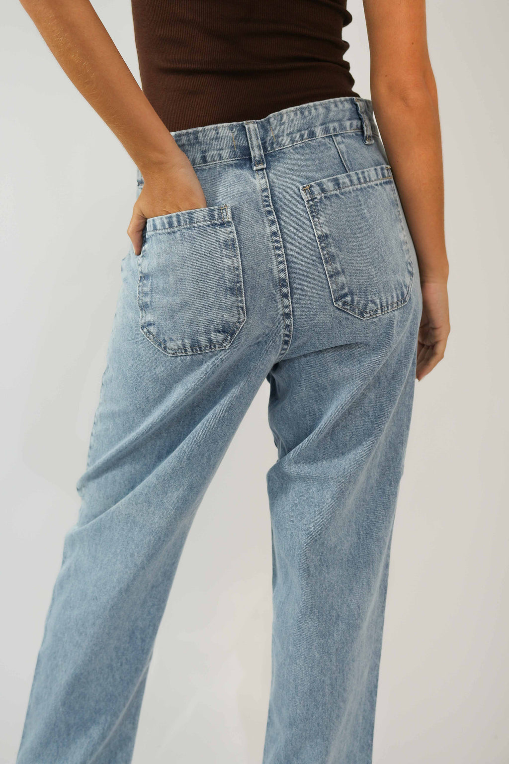 Calça Mom Bolso Pregado Jeans Marmorizado