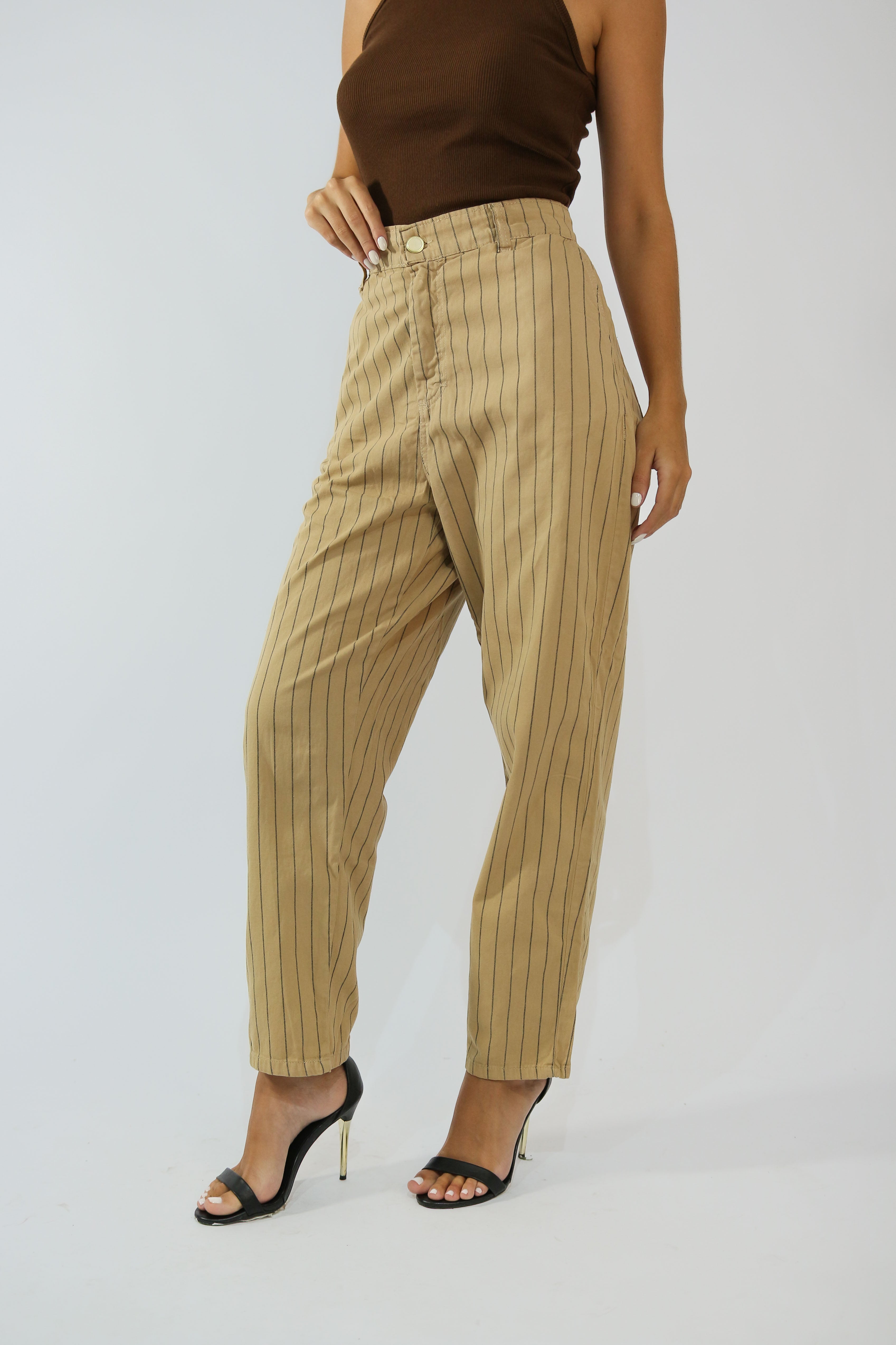Calça Mom Bolso Faca Bege Risca de Giz