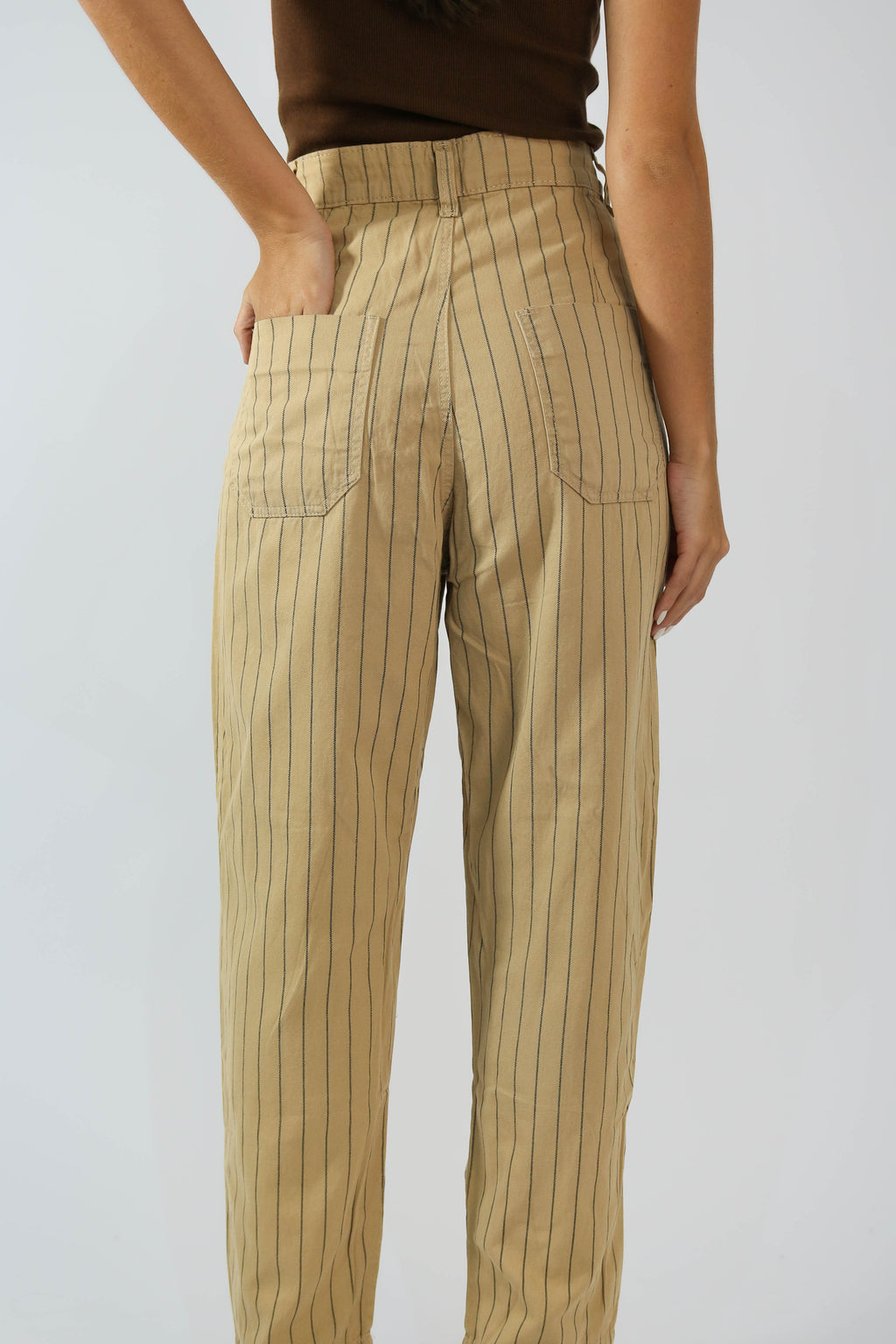 Calça Mom Bolso Faca Bege Risca de Giz