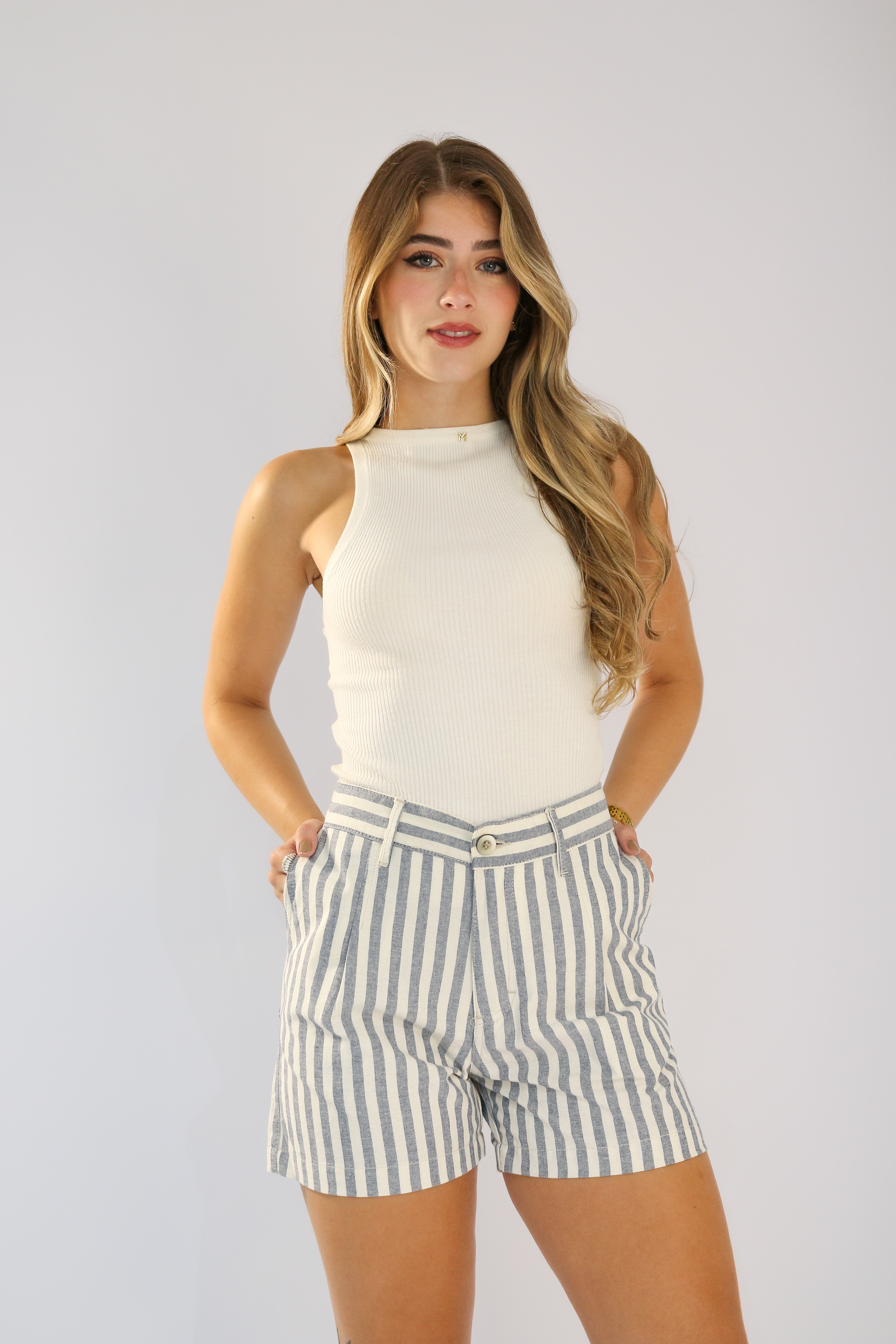 Short Alfaiataria Cinza e Branco  Listrado