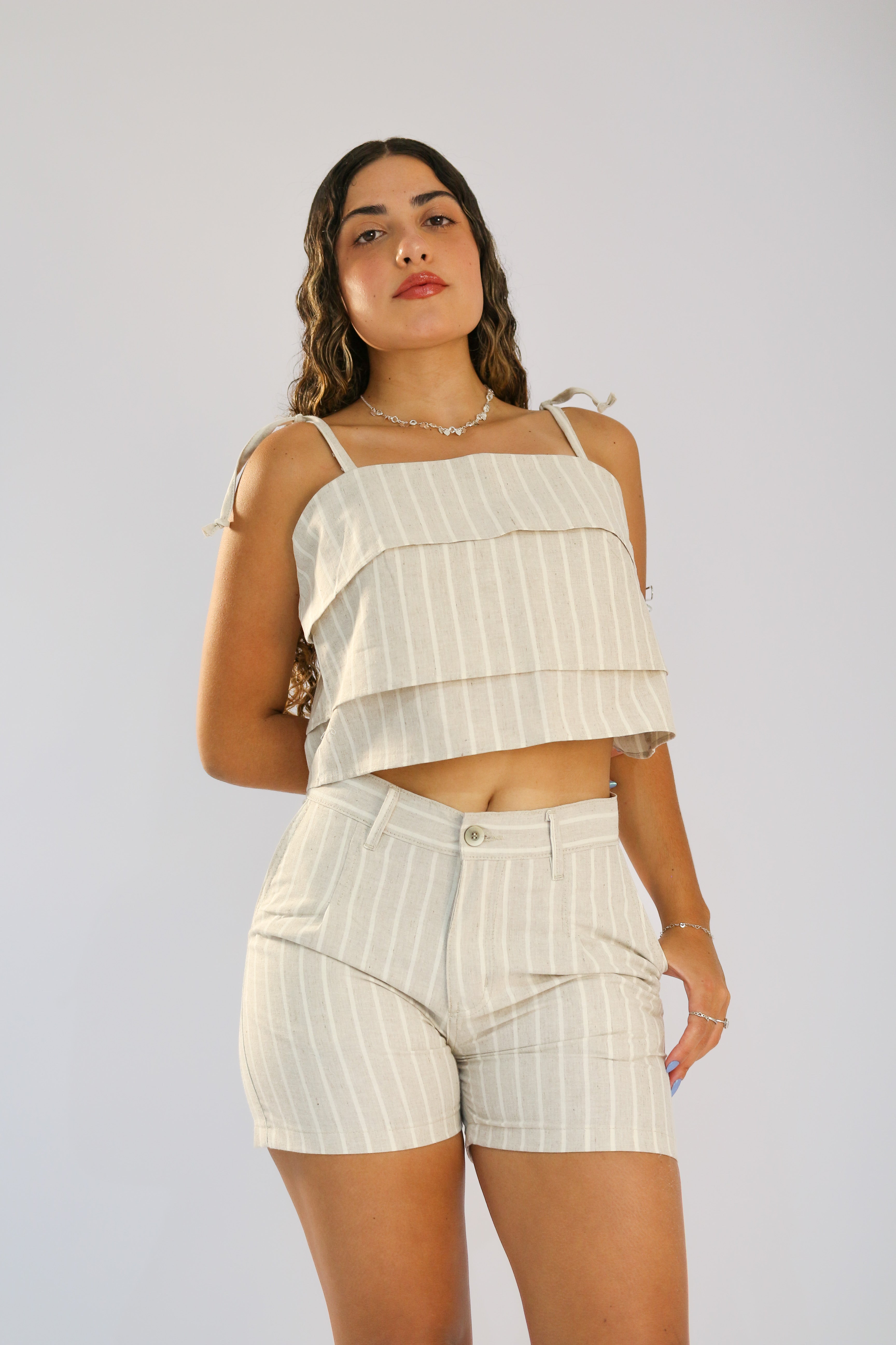 Short Alfaiataria Palha com  Listra Branca